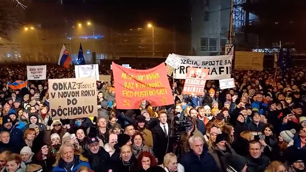 Tisíce lidí vyrazily do ulic slovenských měst na protest proti vládě